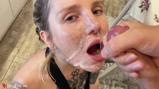 Девка с татуировками на теле принимает на лицо сперму хахаля
