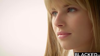 Темнокожий хахаль присунул большой пенис в задницу красотки