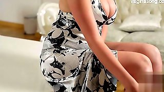 Телочка с красивой грудью ласкает себя пальцами