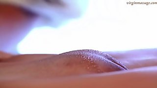 Брюнетка с бритой киской позволила массажисту размять все части ее тела