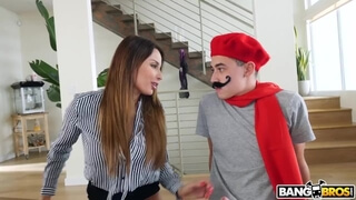 На диване пикапер в красном берете и дамочка с большими сиськами трахаются после минета