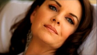 Брюнетка в белом платье во дворе дома занимается сексом с молодым любовником