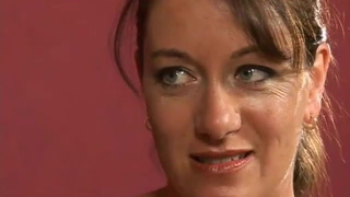 Парень с толстым хером обменивается оралом и трахает на диване 30ти летнюю любовницу с силиконовой грудью и небритой пилоткой