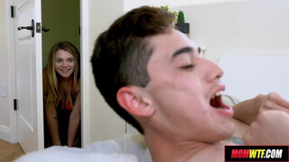 Девица смотрела как мама сосет пенис 18летнего парня и тоже захотела