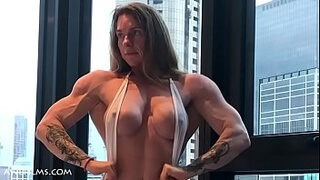 Профессиональная спортсменка показывает мускулы во время фотосессии