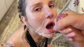 Девка с татуировками на теле принимает на лицо сперму хахаля