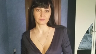 Горячая брюнетка с цепочкой на шее и в платье подошла к хахалю и начала обнажаться перед ним