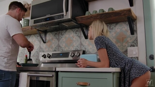 Приготовил завтрак? Пойдем займемся сексом! Кьяра Коул пристала к соседу