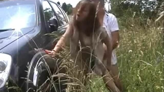 Мамка с упругой задницей встала раком возле джипа, чтобы партнер поимел ее