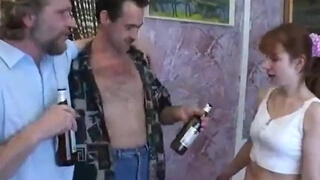 Мама с обвисшими сиськами после застолья получила стволы двух партнеров во все дырки