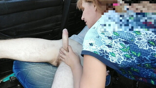 Женщина в домашнем халате склонилась над партнером, чтобы пососать его конец