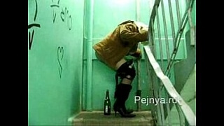 Русская дама отправилась в подъезд, где она сняла трусы и села на бутылку