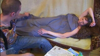 Русская мамка засветила голым телом перед поклонником и дала в вагину