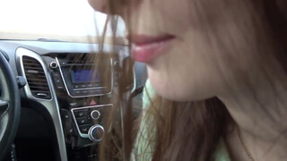 Молодая россиянка с пухлыми губами залезла в тачку и сделала минет бойфренду