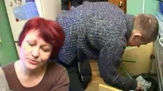 Старушка не против групповухи с русскими студентами на кухне