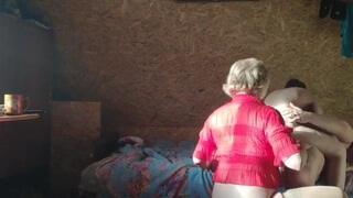 Полная мама подставляет клитор под язык подруги и отдается в вагину сожителю