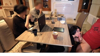 Мамочка с темными волосами залезла под стол, чтобы сделать минет кавалеру