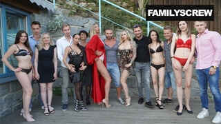 Богатые парни приглашают в загородный дом милф и молодых телок ради групповухи