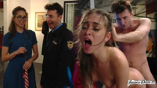 Милашка-экскурсовод в очках жестко жахается с охранником в музее