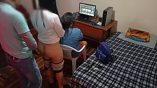 cuckold wife talks to her friend while I fuck her from behind: my wife is fixing her hair while I take advantage of her rich friend, I put my big cock in her and I fuck her very hard without making noise