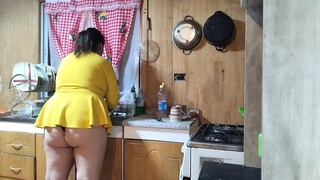 Chubby stepmommy un kitchen